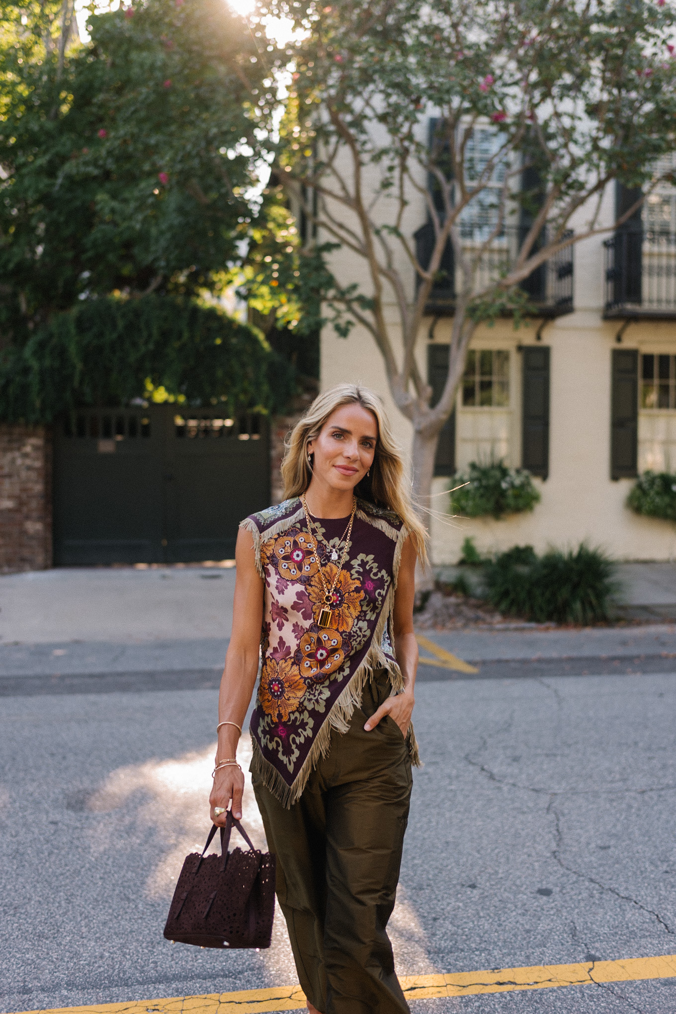 Écharpe florale violette Pantalon de satin brun supérieur sac à main marron