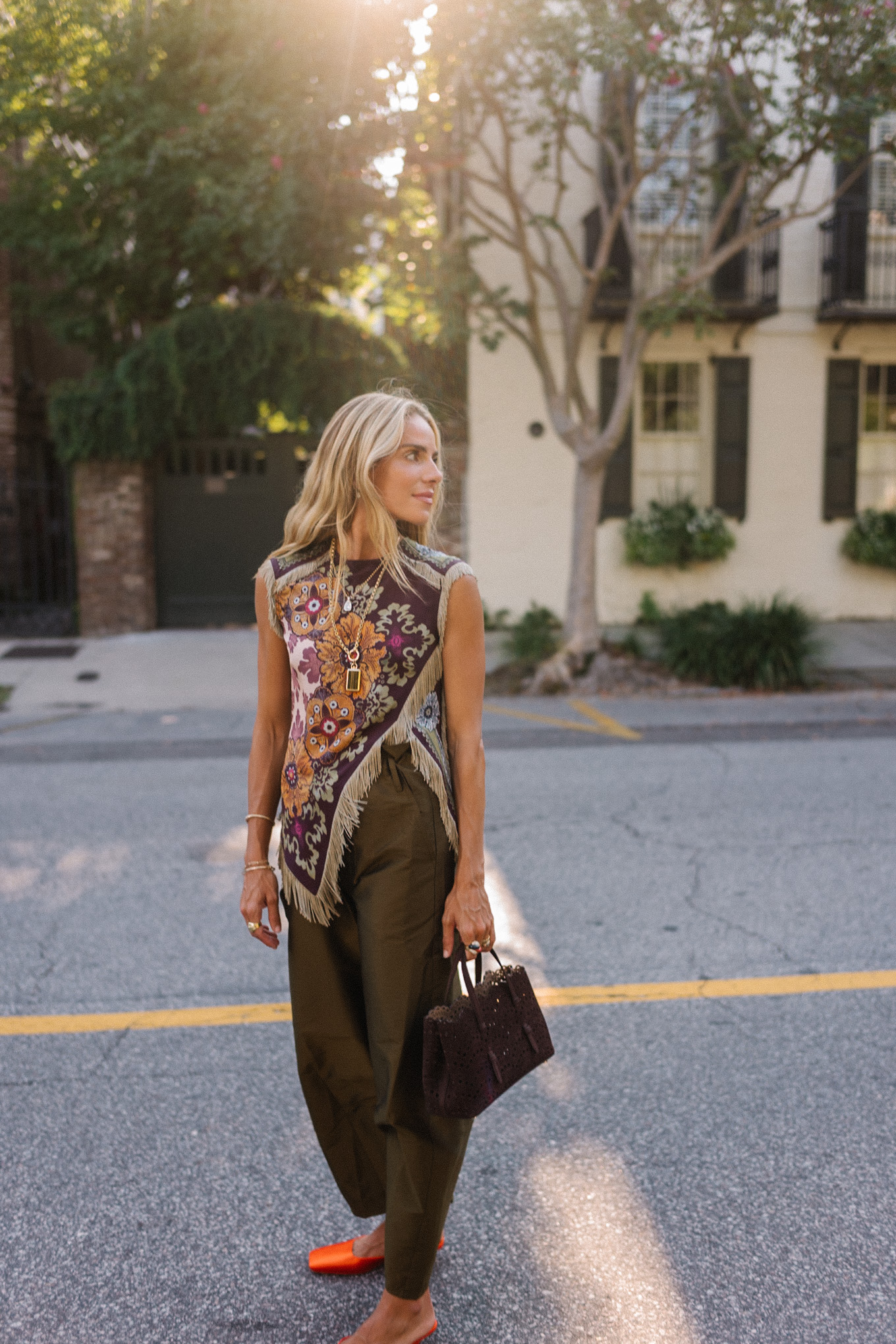 Écharpe florale violette Pantalon de satin brun supérieur sac à main marron