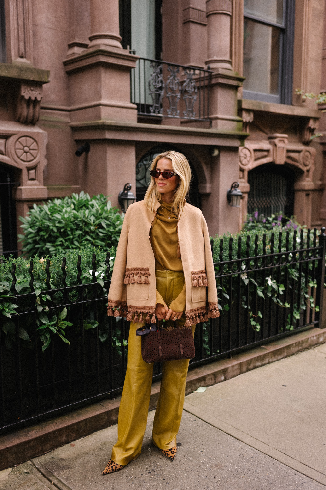 Blouse de soie dorée pantalon en cuir doré manteau en daim brumeux