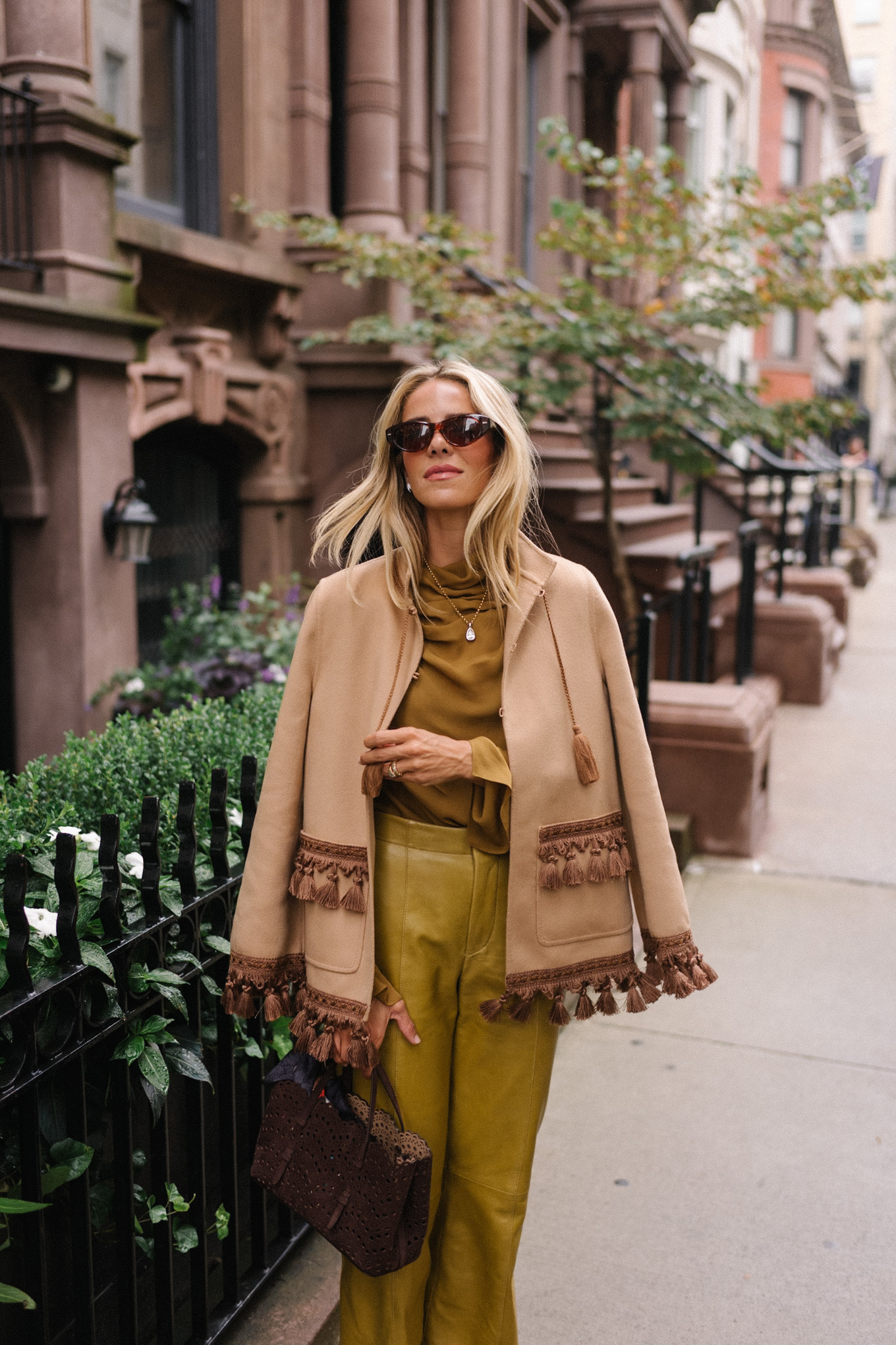 Blouse de soie dorée pantalon en cuir doré manteau en daim brumeux