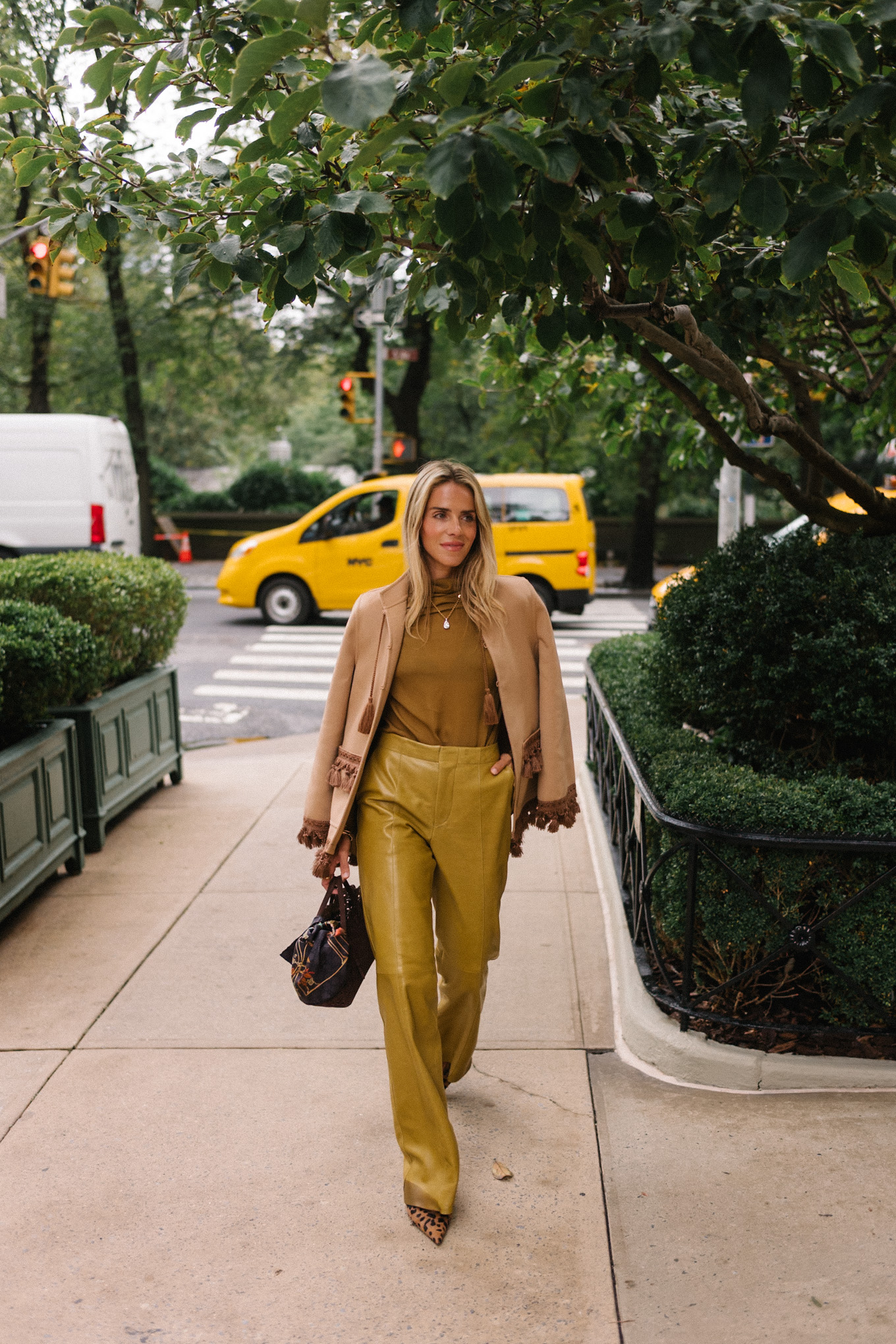 Blouse de soie dorée pantalon en cuir doré manteau en daim brumeux