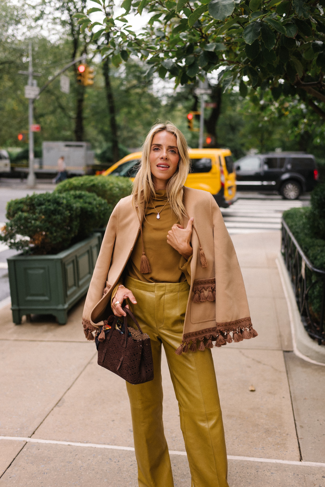 Blouse de soie dorée pantalon en cuir doré manteau en daim brumeux