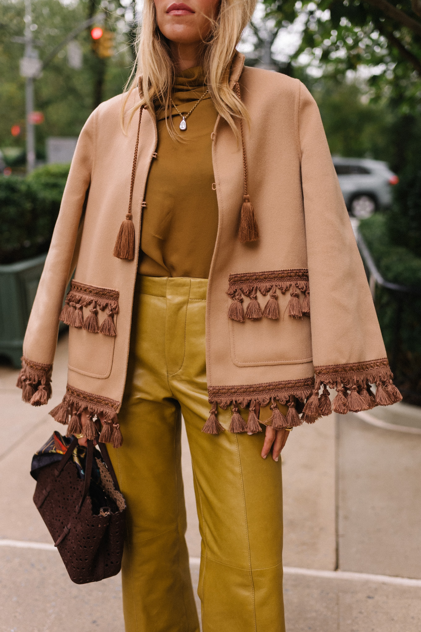 Blouse de soie dorée pantalon en cuir doré manteau en daim brumeux