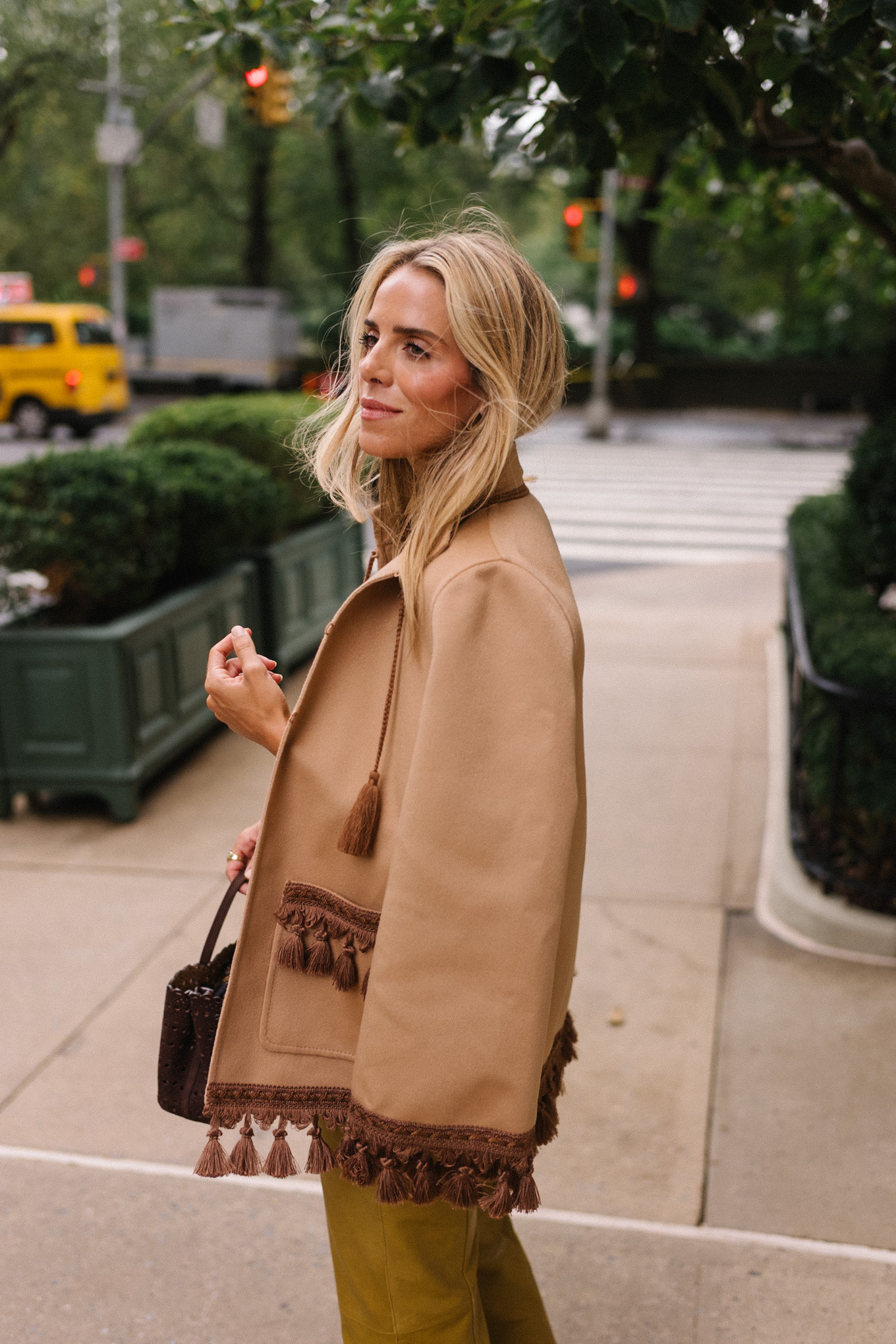 Blouse de soie dorée pantalon en cuir doré manteau en daim brumeux