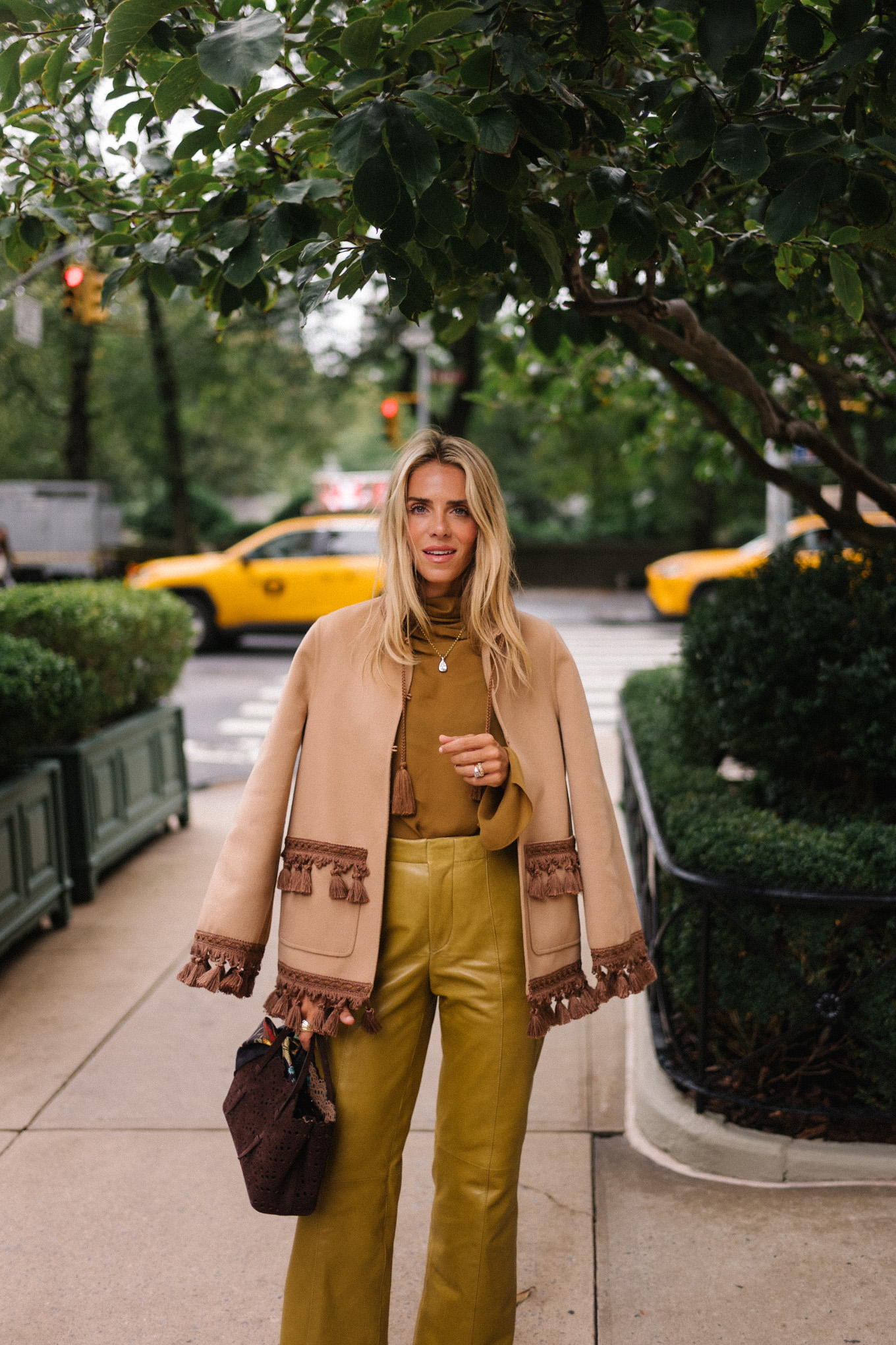 Blouse de soie dorée pantalon en cuir doré manteau en daim brumeux