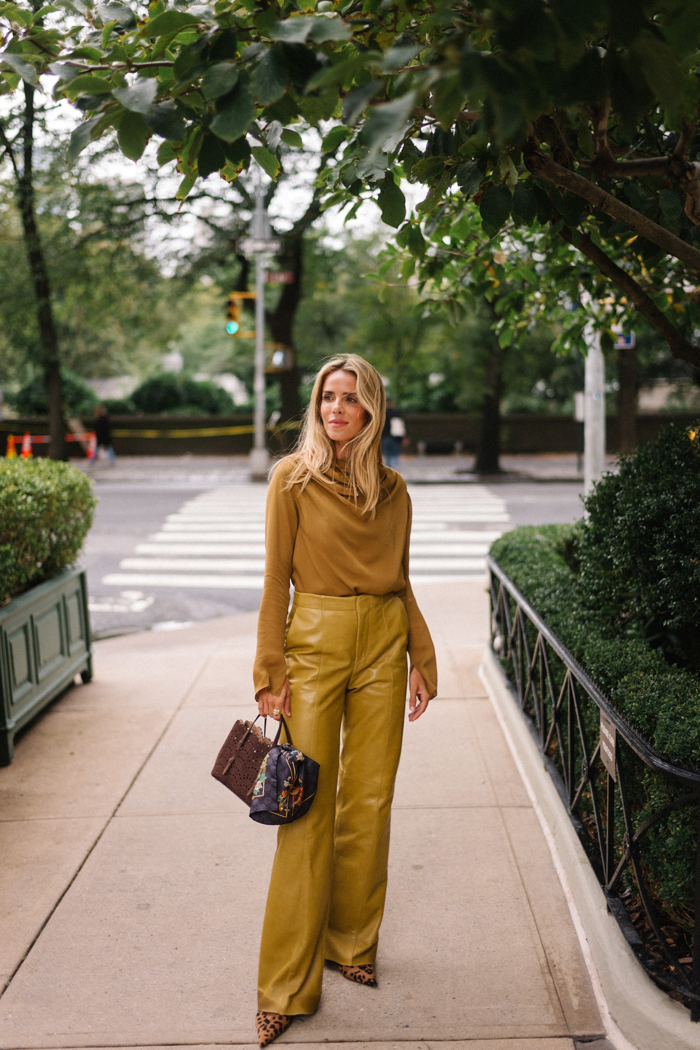 Blouse de soie dorée pantalon en cuir doré manteau en daim brumeux