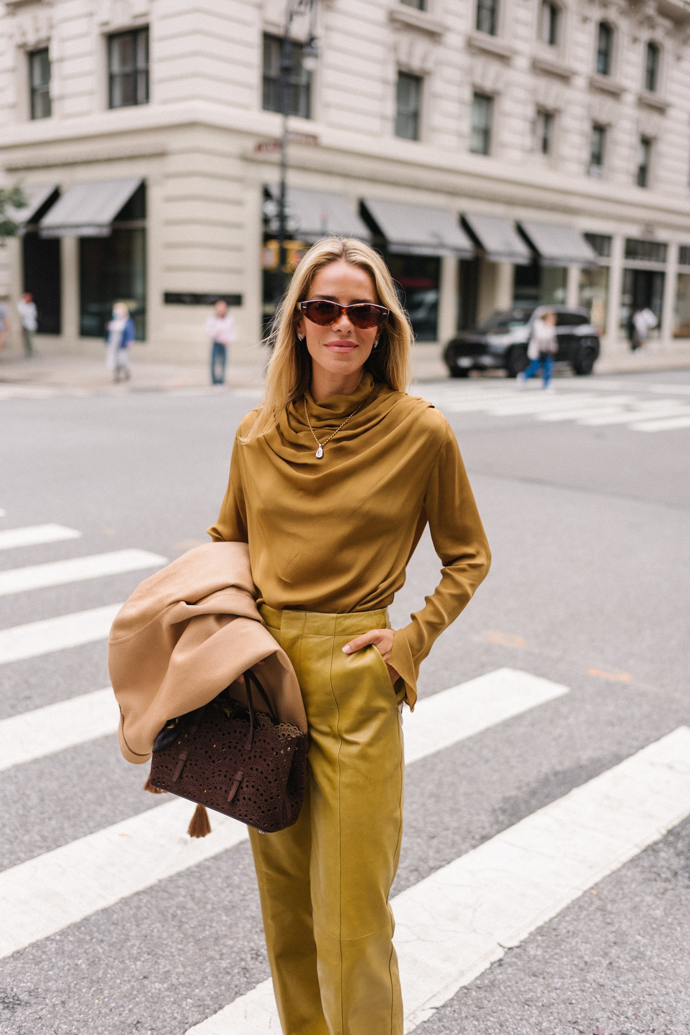 Blouse de soie dorée pantalon en cuir doré manteau en daim brumeux