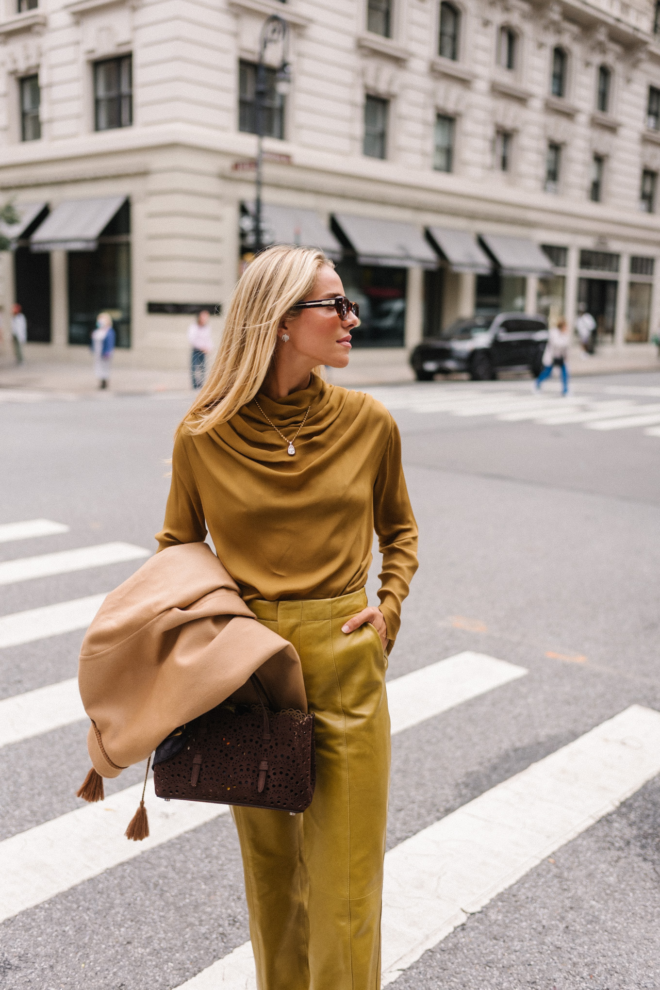 Blouse de soie dorée pantalon en cuir doré manteau en daim brumeux