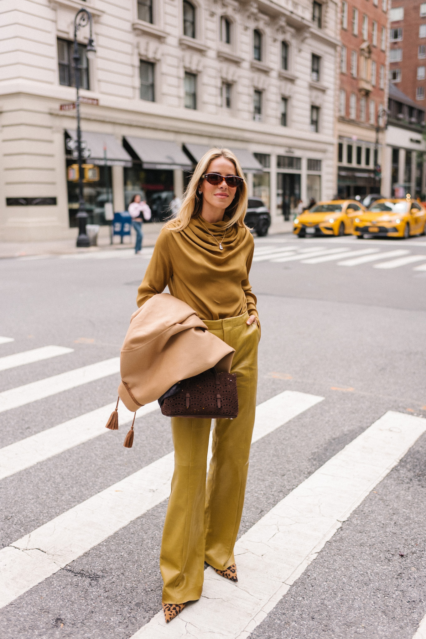 Blouse de soie dorée pantalon en cuir doré manteau en daim brumeux