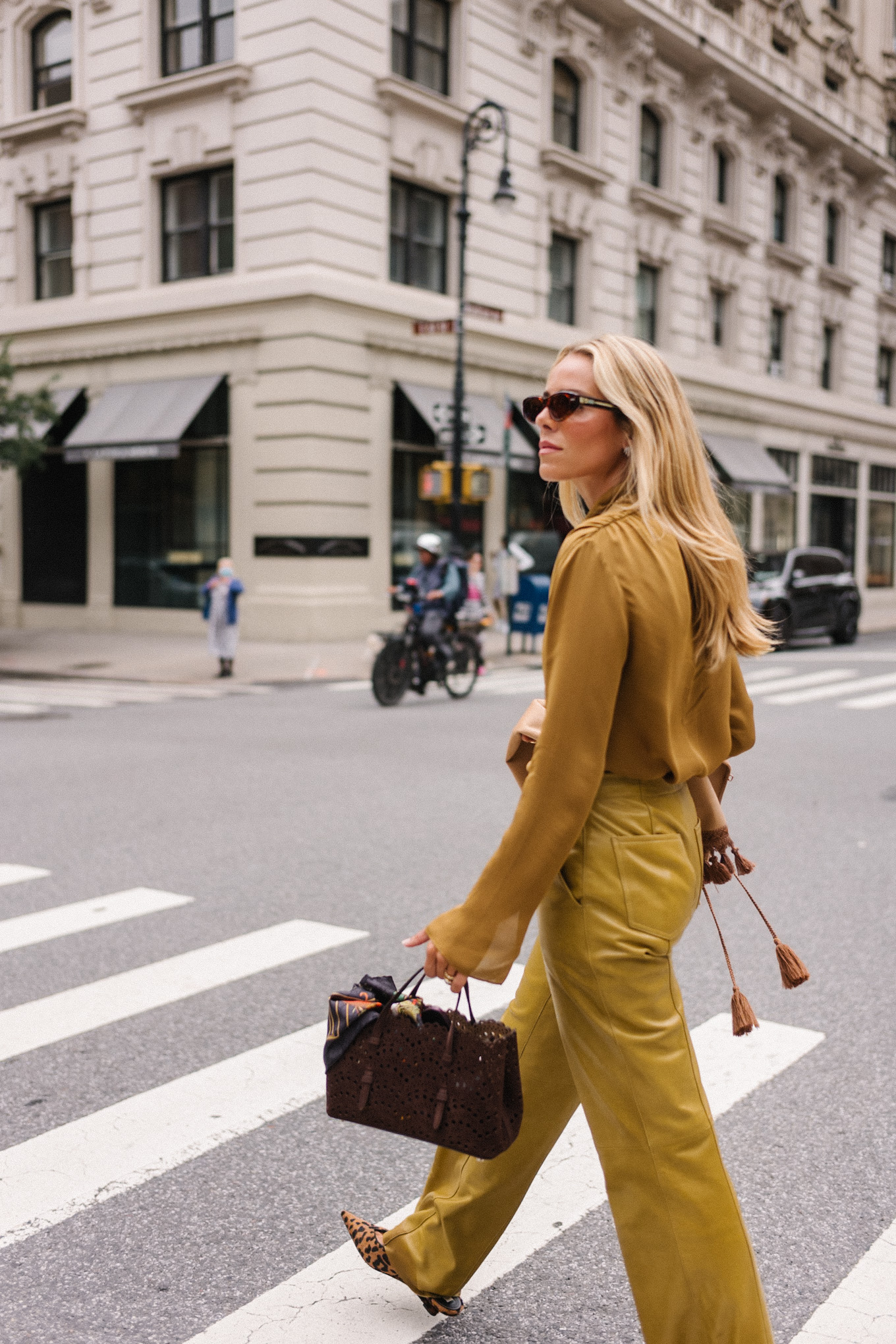 Blouse de soie dorée pantalon en cuir doré manteau en daim brumeux