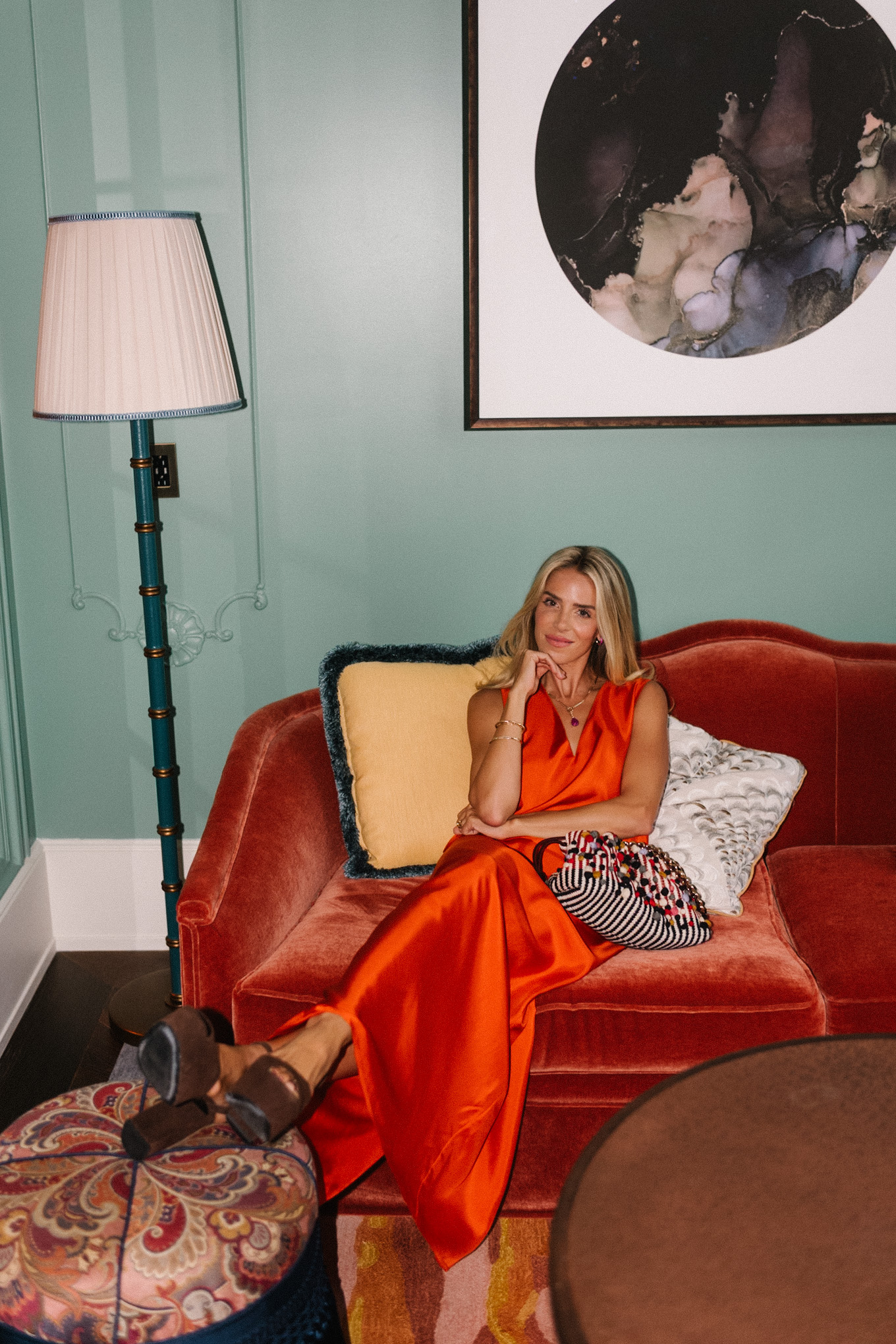 Orange Silk Maxikleid à motifs de sac surdimensionné talons en daim brun