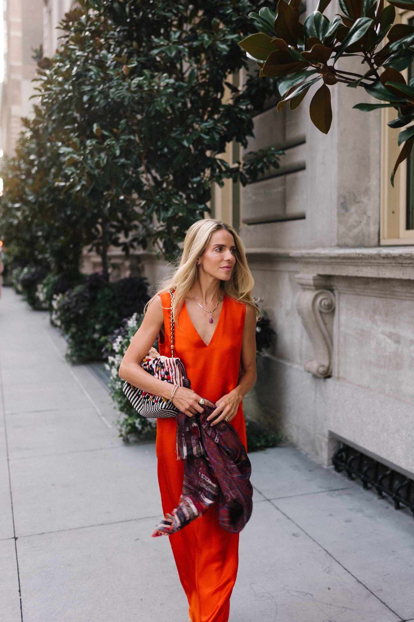 Orange Silk Maxikleid à motifs de sac surdimensionné talons en daim brun