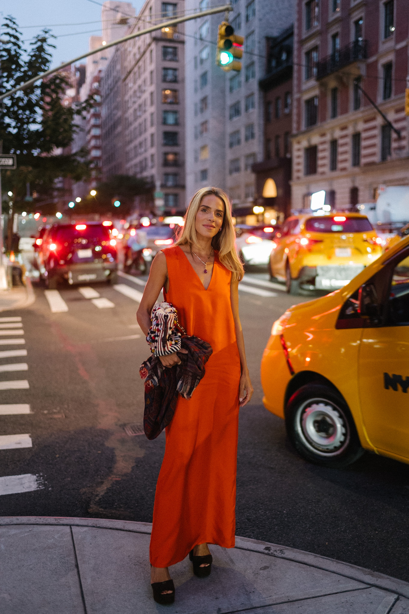 Orange Silk Maxikleid à motifs de sac surdimensionné talons en daim brun