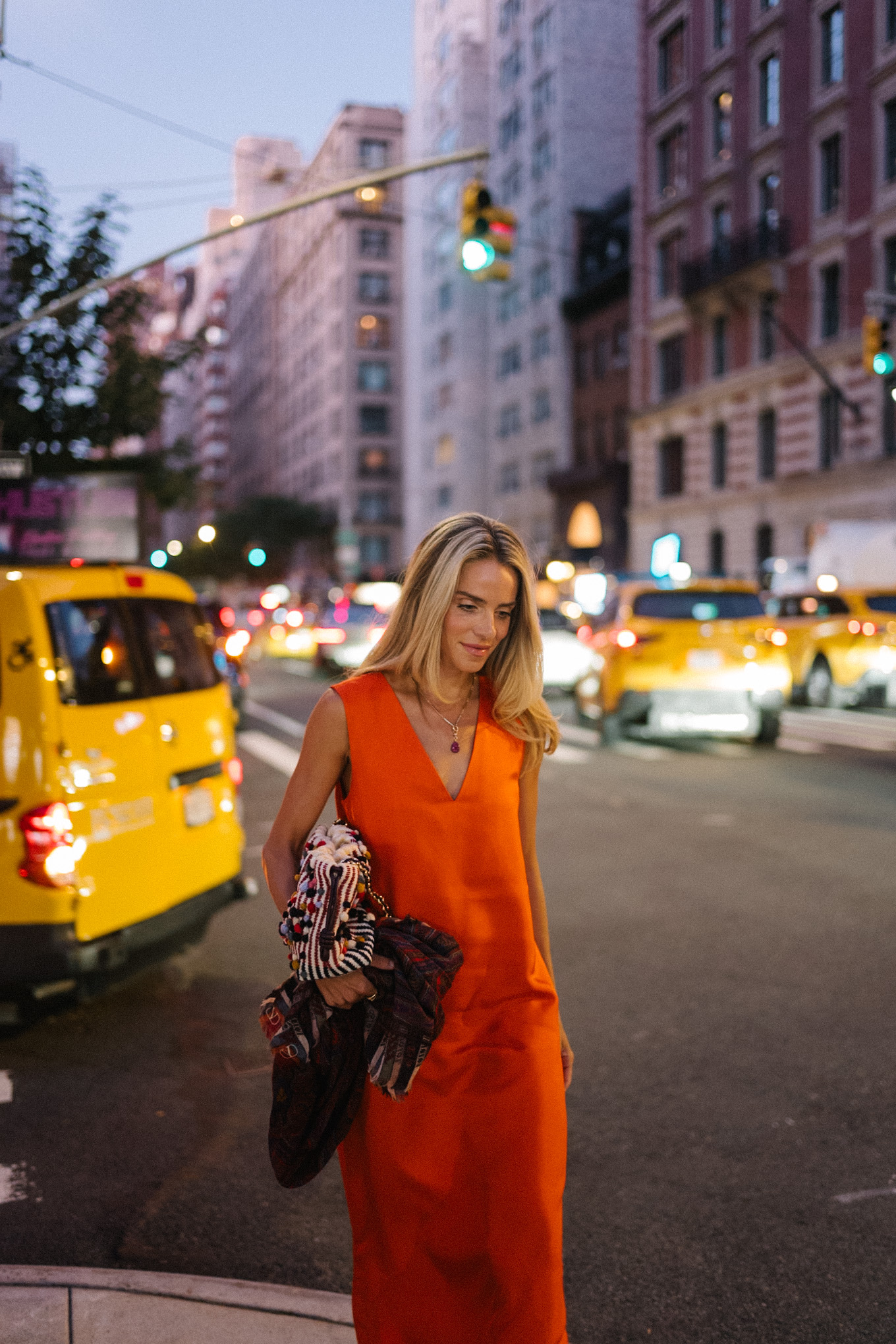 Orange Silk Maxikleid à motifs de sac surdimensionné talons en daim brun