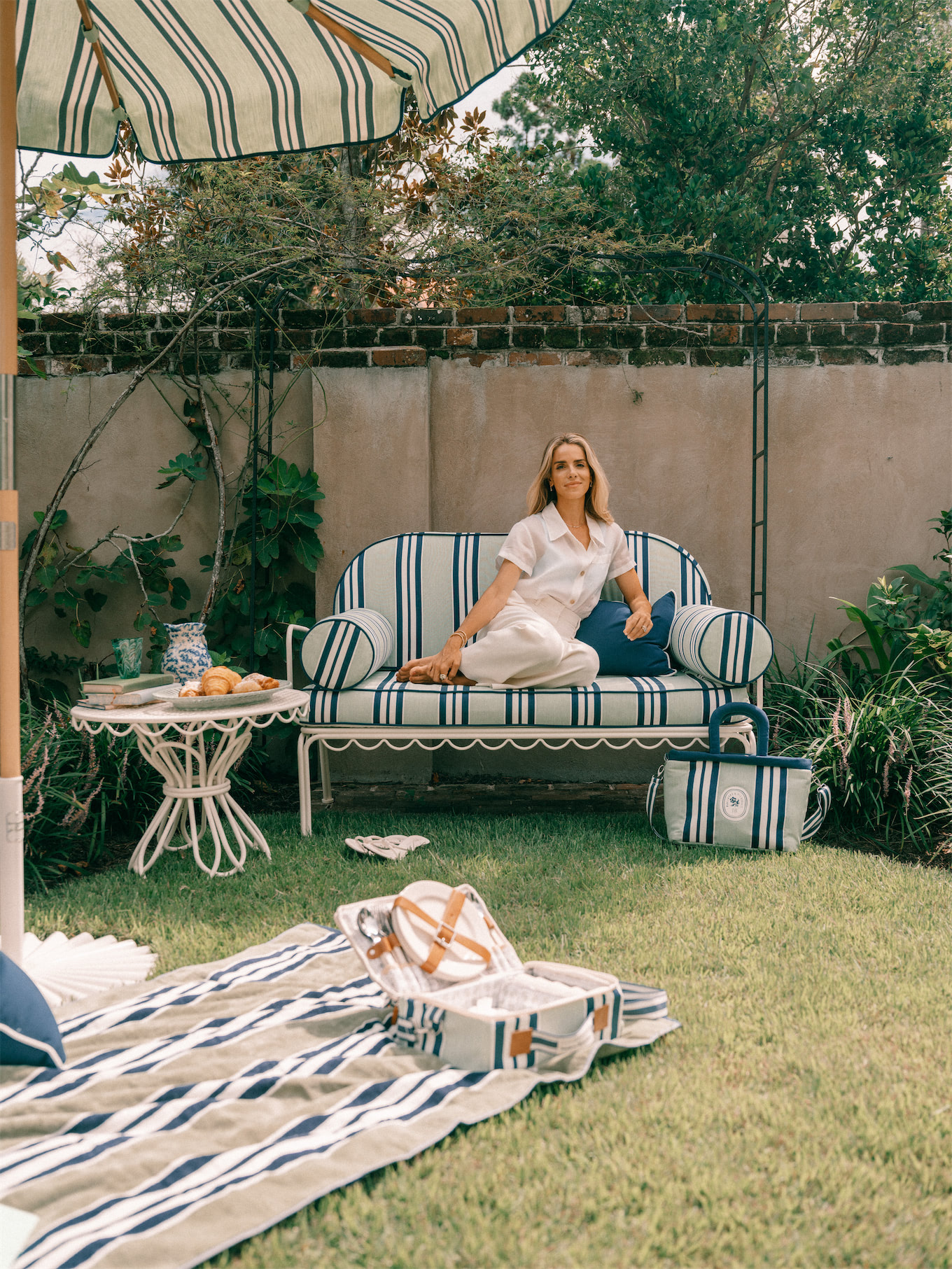 Business and Pleasure Co Blue Green Stripe Pool Pool Pool Towels in the Free Pillow Sun Sun Rogue Embelles Fraîcheur