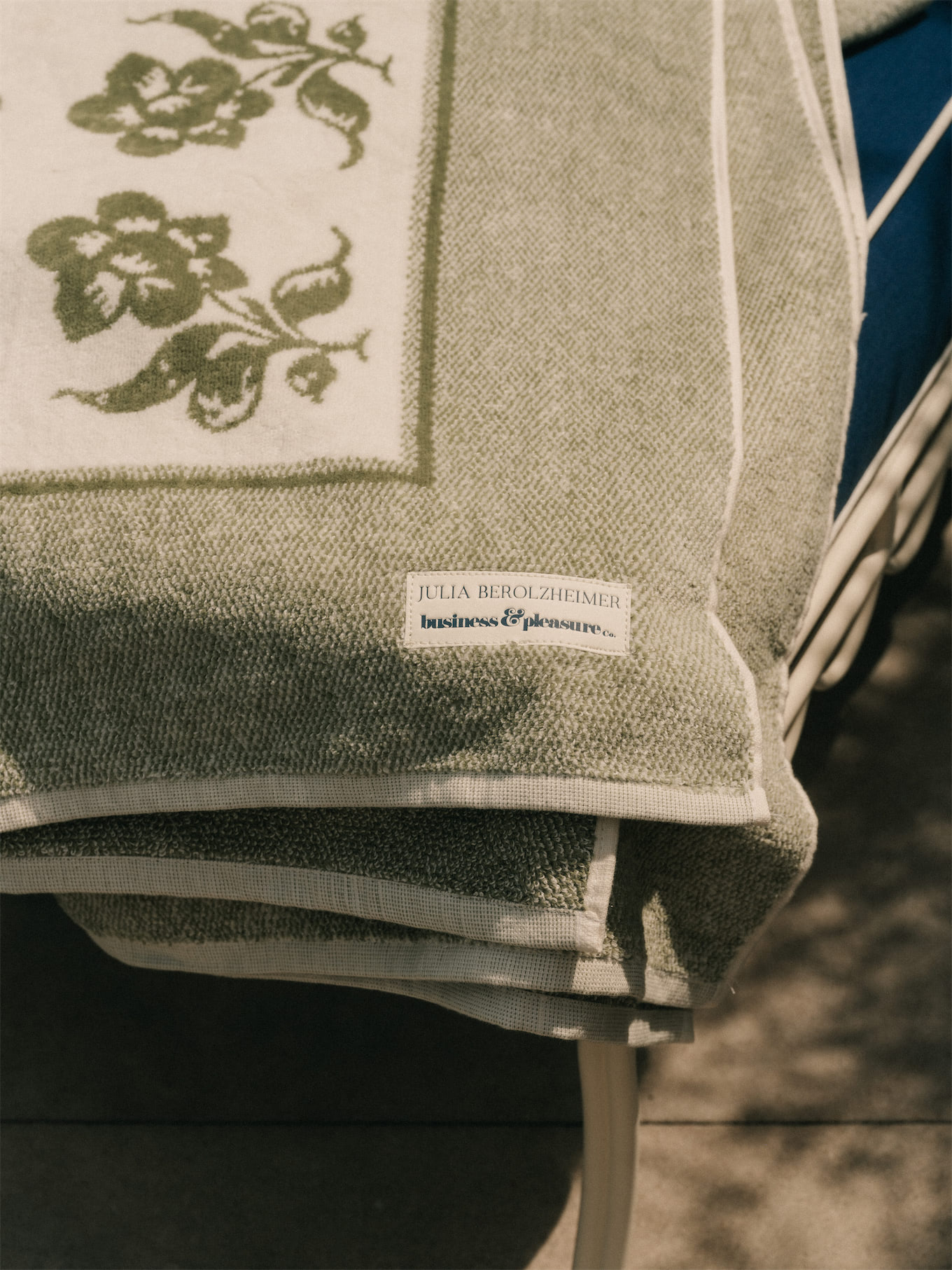 Business and Pleasure Co Blue Green Stripe Pool Pool Pool Towels in the Free Pillow Sun Sun Rogue Embelles Fraîcheur