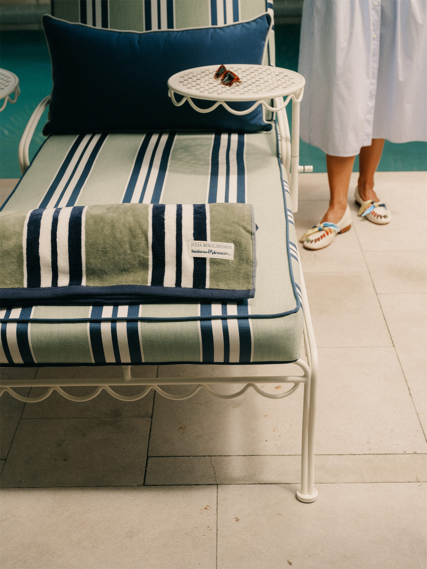 Business and Pleasure Co Blue Green Stripe Pool Pool Pool Towels in the Free Pillow Sun Sun Rogue Embelles Fraîcheur