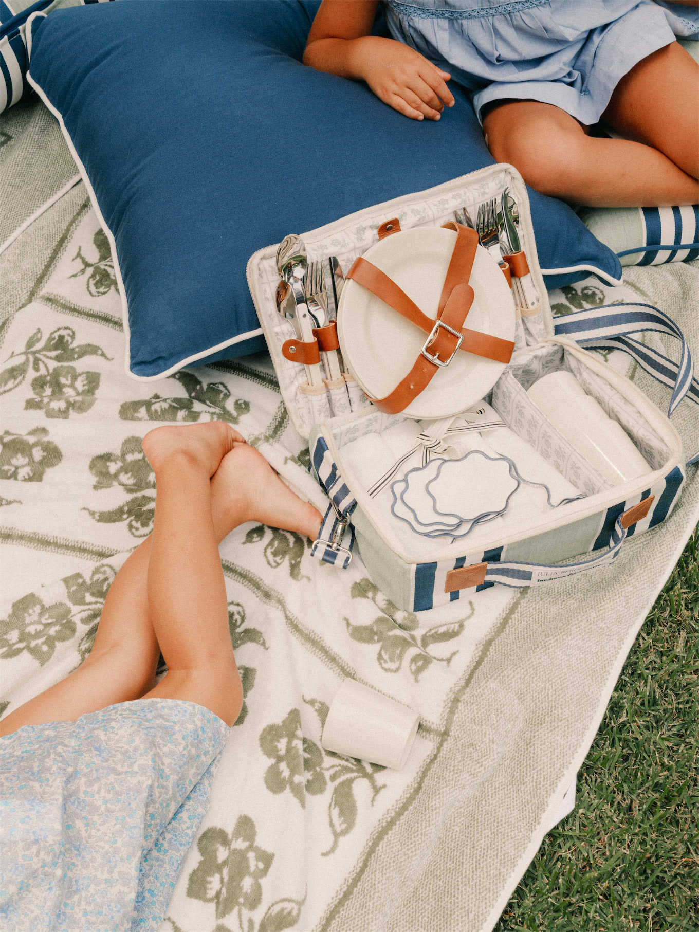 Business and Pleasure Co Blue Green Stripe Pool Pool Pool Towels in the Free Pillow Sun Sun Rogue Embelles Fraîcheur