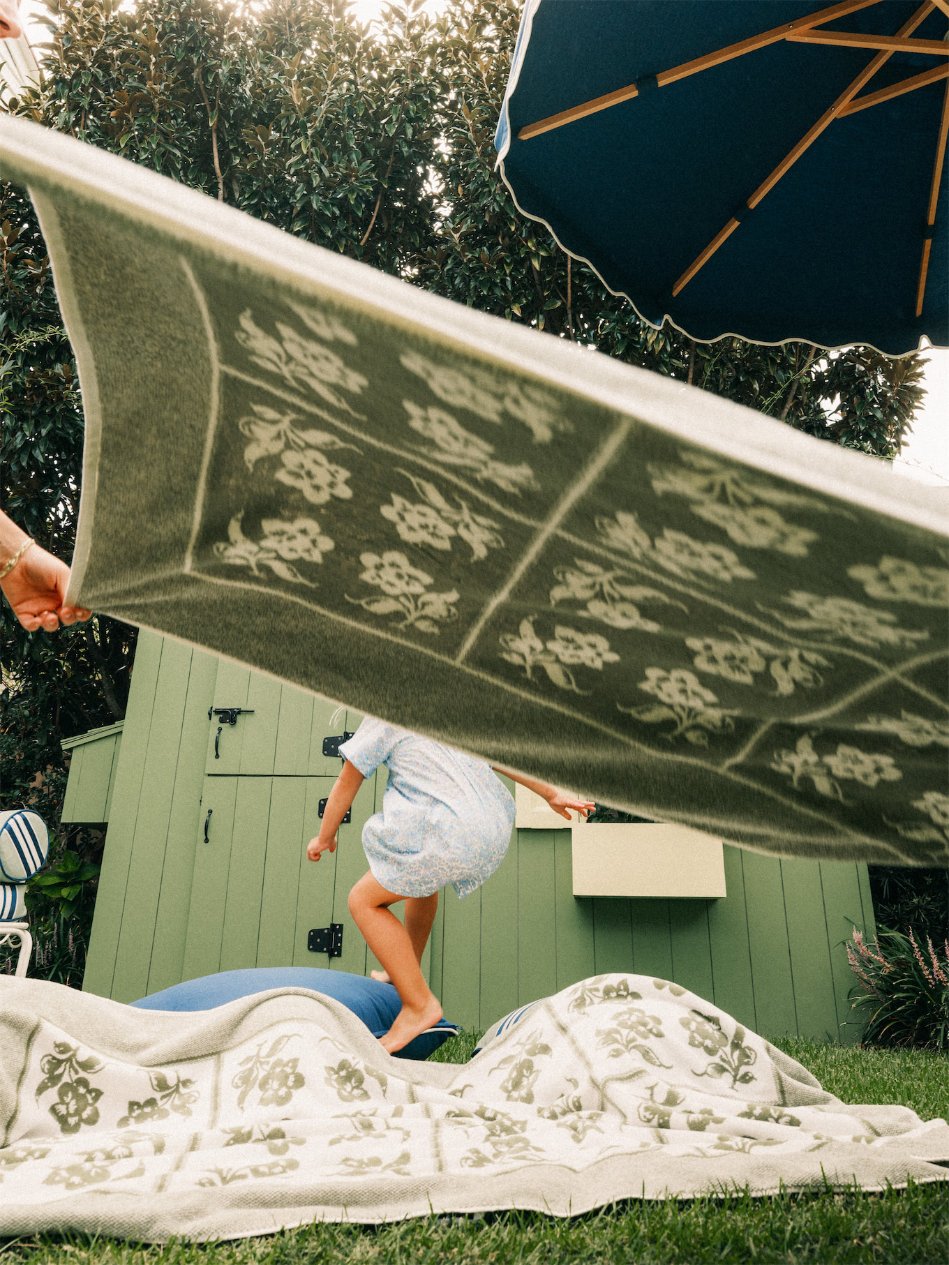 Business and Pleasure Co Blue Green Stripe Pool Pool Pool Towels in the Free Pillow Sun Sun Rogue Embelles Fraîcheur