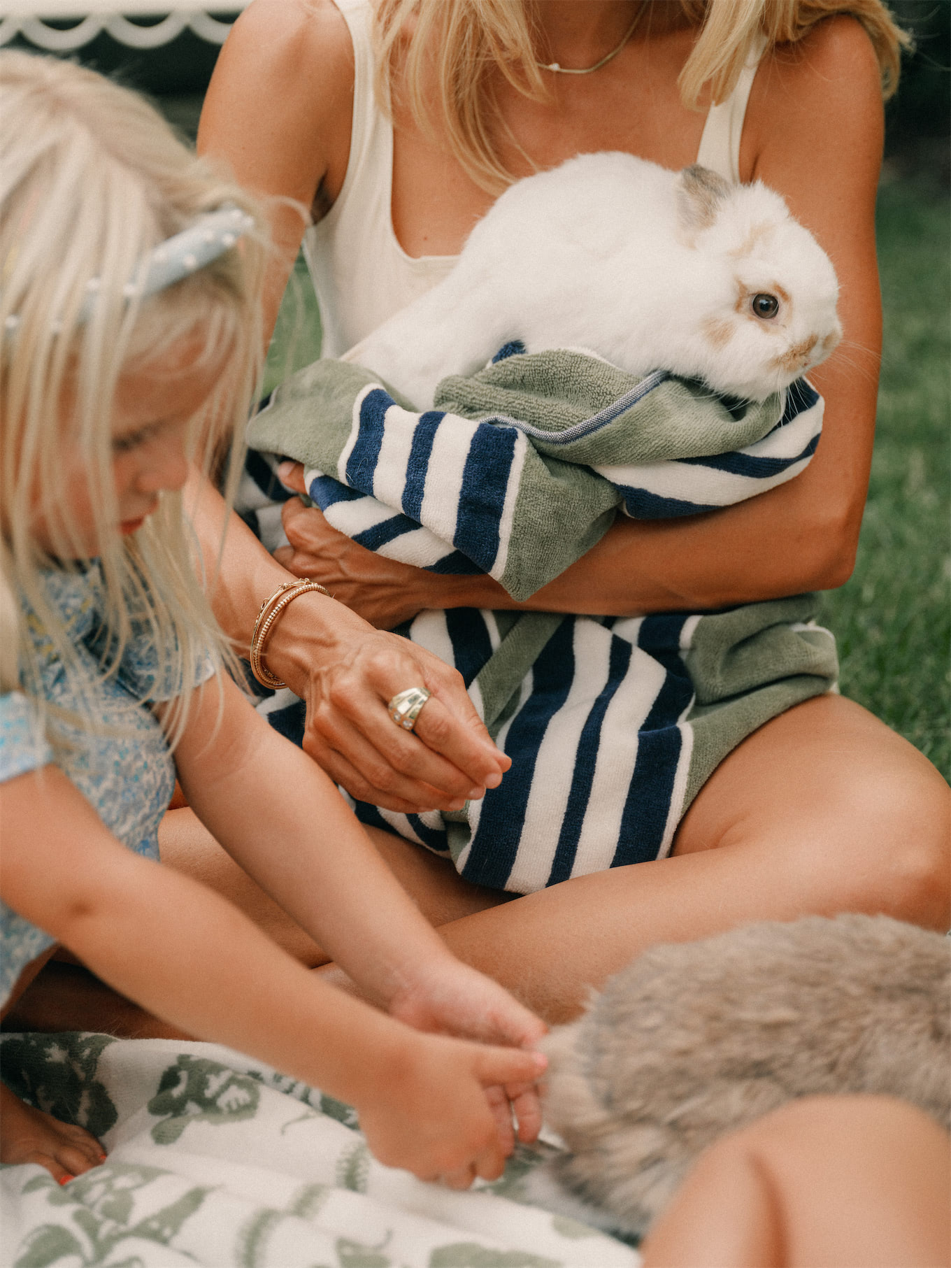 Business and Pleasure Co Blue Green Stripe Pool Pool Pool Towels in the Free Pillow Sun Sun Rogue Embelles Fraîcheur