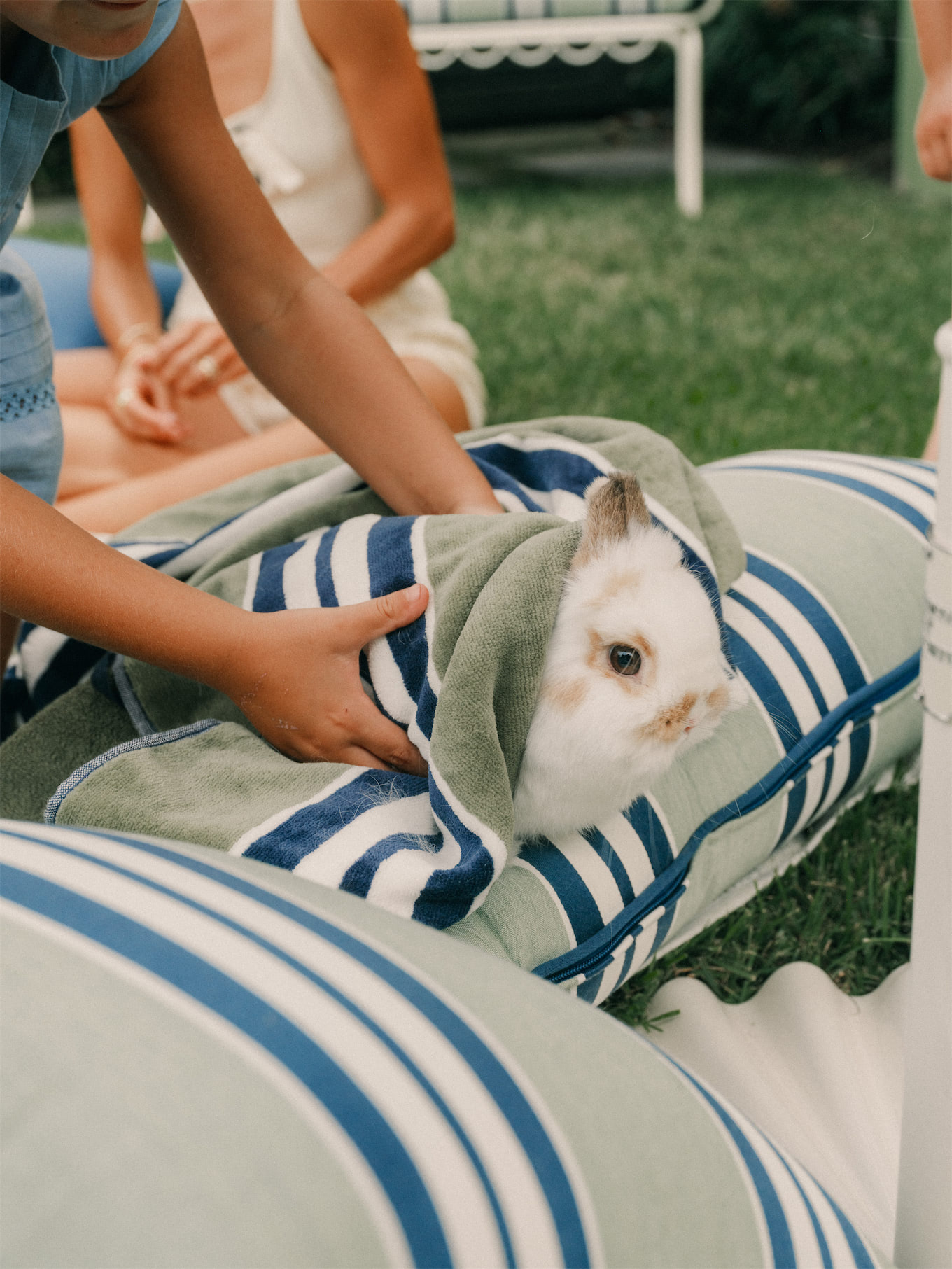 Business and Pleasure Co Blue Green Stripe Pool Pool Pool Towels in the Free Pillow Sun Sun Rogue Embelles Fraîcheur