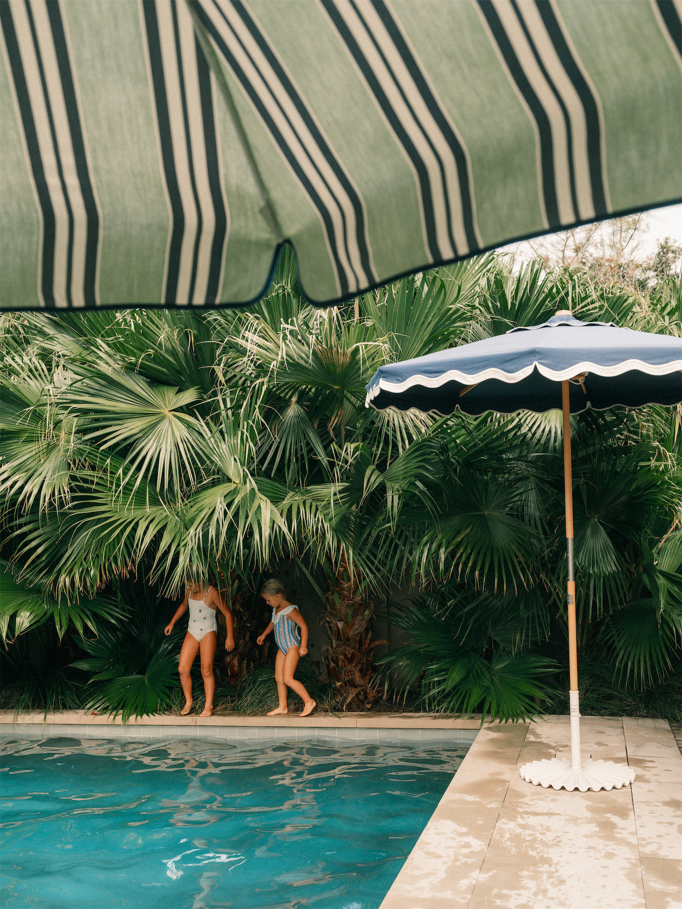 Business and Pleasure Co Blue Green Stripe Pool Pool Pool Towels in the Free Pillow Sun Sun Rogue Embelles Fraîcheur