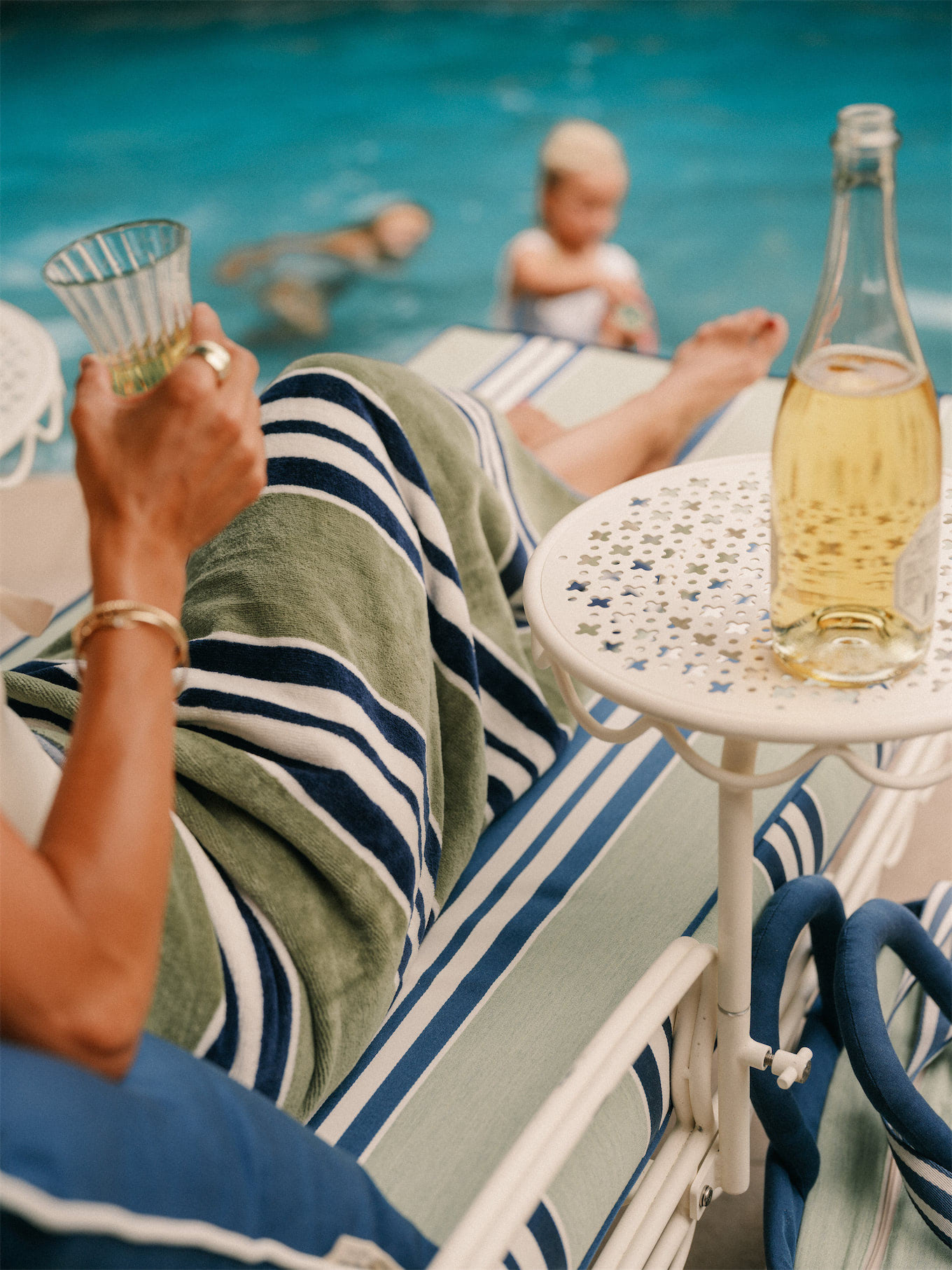 Business and Pleasure Co Blue Green Stripe Pool Pool Pool Towels in the Free Pillow Sun Sun Rogue Embelles Fraîcheur