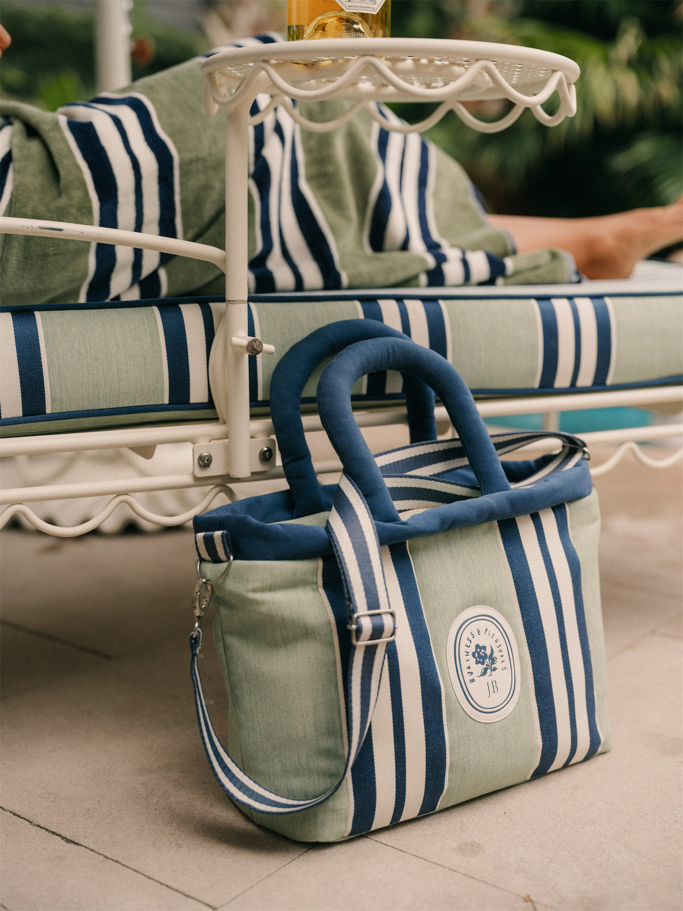 Business and Pleasure Co Blue Green Stripe Pool Pool Pool Towels in the Free Pillow Sun Sun Rogue Embelles Fraîcheur