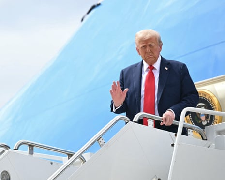 L'homme en costume sort de l'avion et les vagues