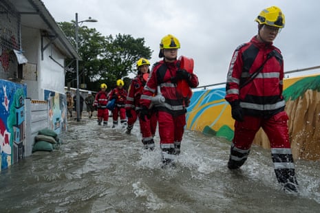 Les pompiers traversent les inondations de Lei Yue Mun, tandis que le super-typhon Ragasa approche à Hong Kong mercredi.