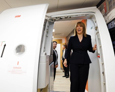 Rachel Reeves dans un simulateur de vol lors d'une visite à Gatwick après l'approbation de la deuxième piste