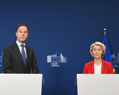 Rutte und von der Leyen sprechen auf Podiums
