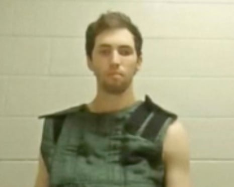 Sur cette photo de la vidéo, qui a été mise à disposition par les tribunaux de l'État de l'Utah, Tyler James Robinson participe à un procès virtuel de la prison de l'Utah.