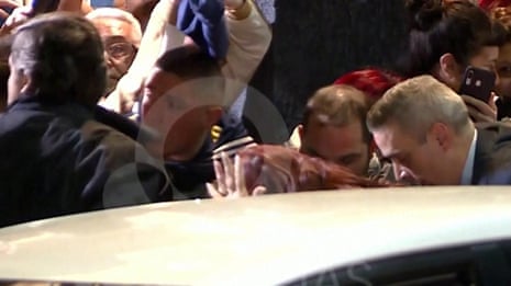 Un homme pointe une arme sur la vice-présidente argentine Cristina Fernández de Kirchner – vidéo