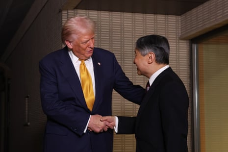 Le président Donald Trump (à gauche) et l'empereur du Japon Naruhito se serrent la main lors de leur rencontre au palais impérial de Tokyo, le 27 octobre 2025.