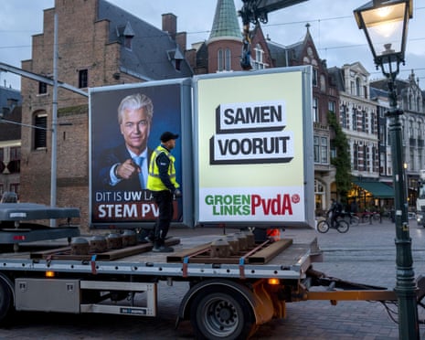 Les affiches électorales sur le Lange Vijverberg sont retirées le lendemain des élections à la Chambre des représentants à la Haye, aux Pays-Bas.