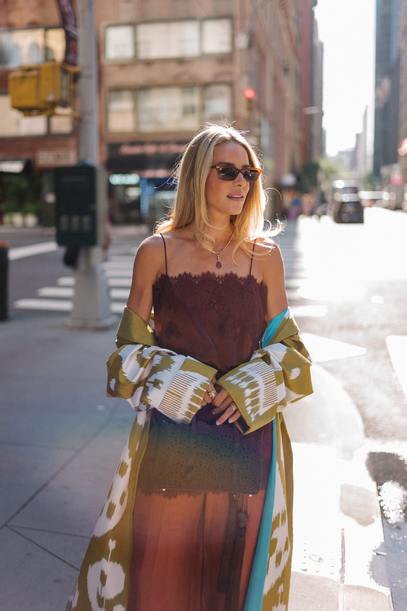 Mini-robe en soie marron, pantalon large en soie, veste chartreuse