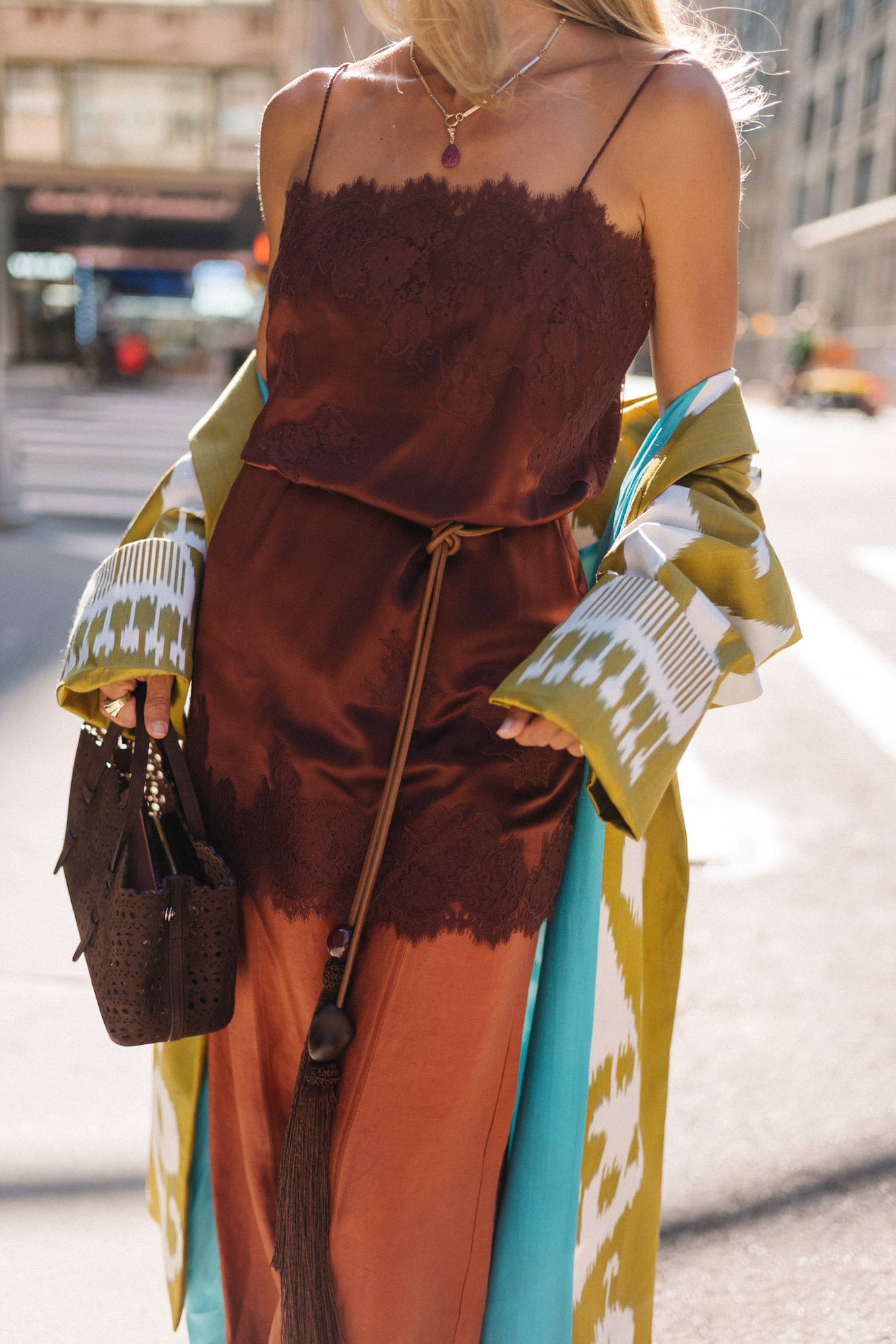 Mini-robe en soie marron, pantalon large en soie, veste chartreuse