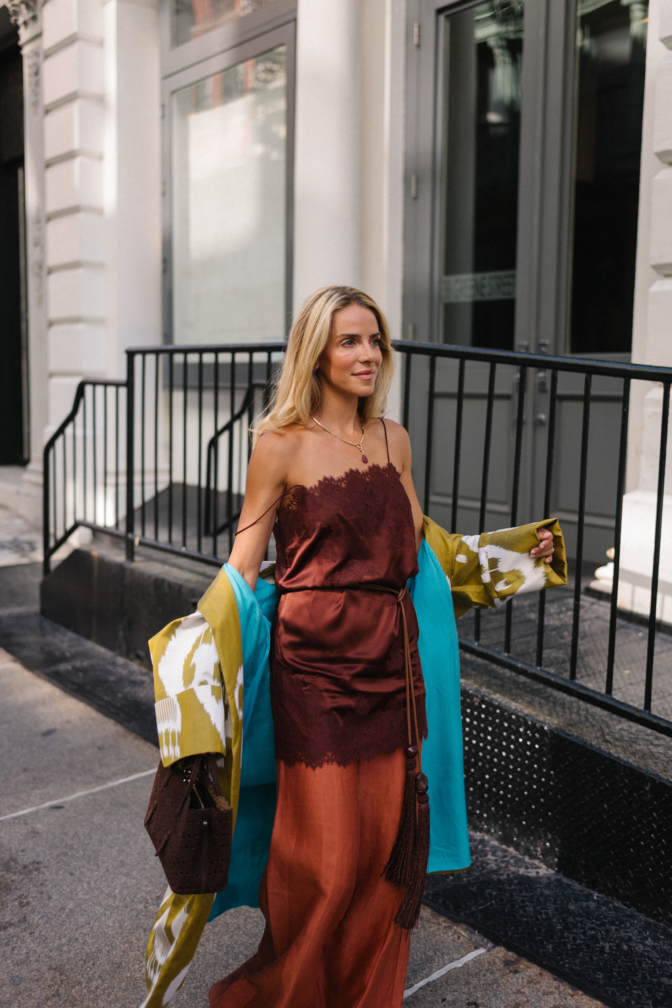 Mini-robe en soie marron, pantalon large en soie, veste chartreuse