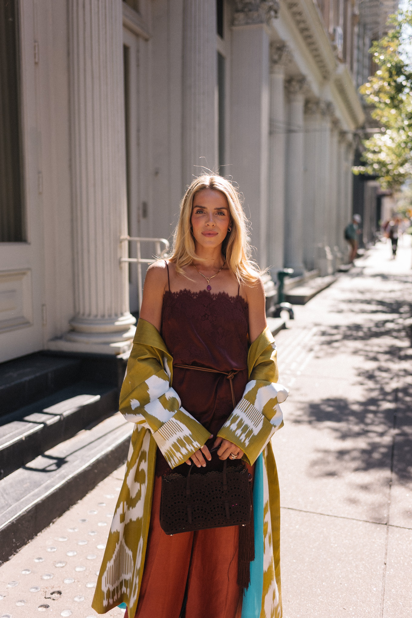 Mini-robe en soie marron, pantalon large en soie, veste chartreuse