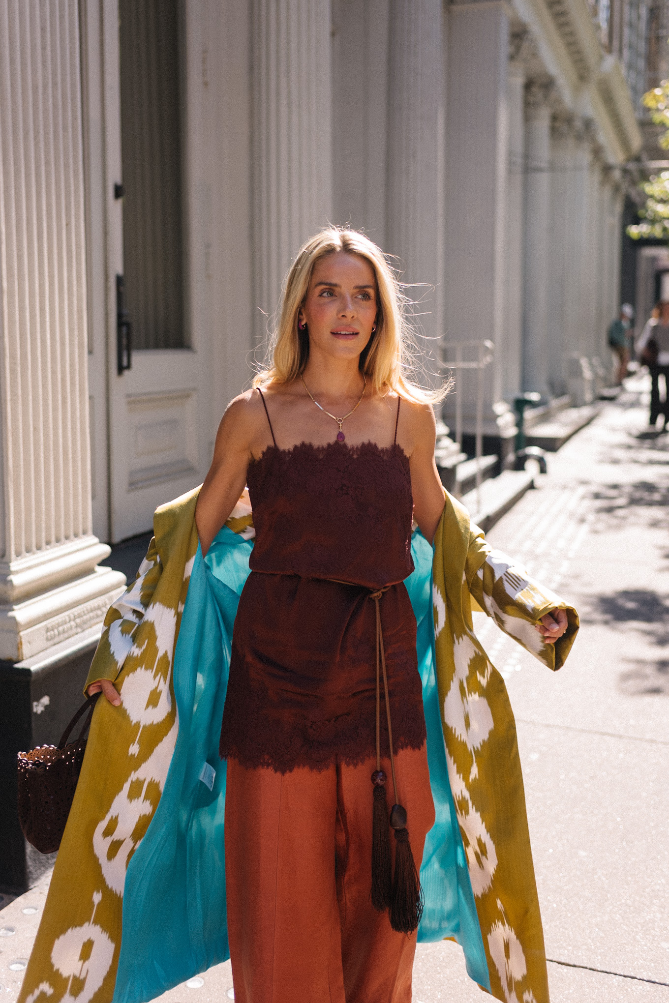 Mini-robe en soie marron, pantalon large en soie, veste chartreuse