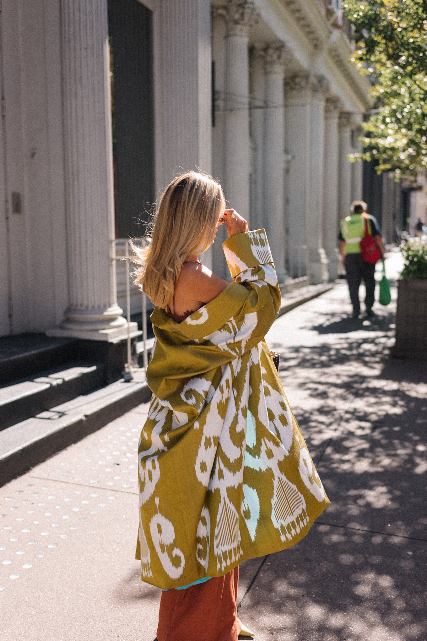 Mini-robe en soie marron, pantalon large en soie, veste chartreuse