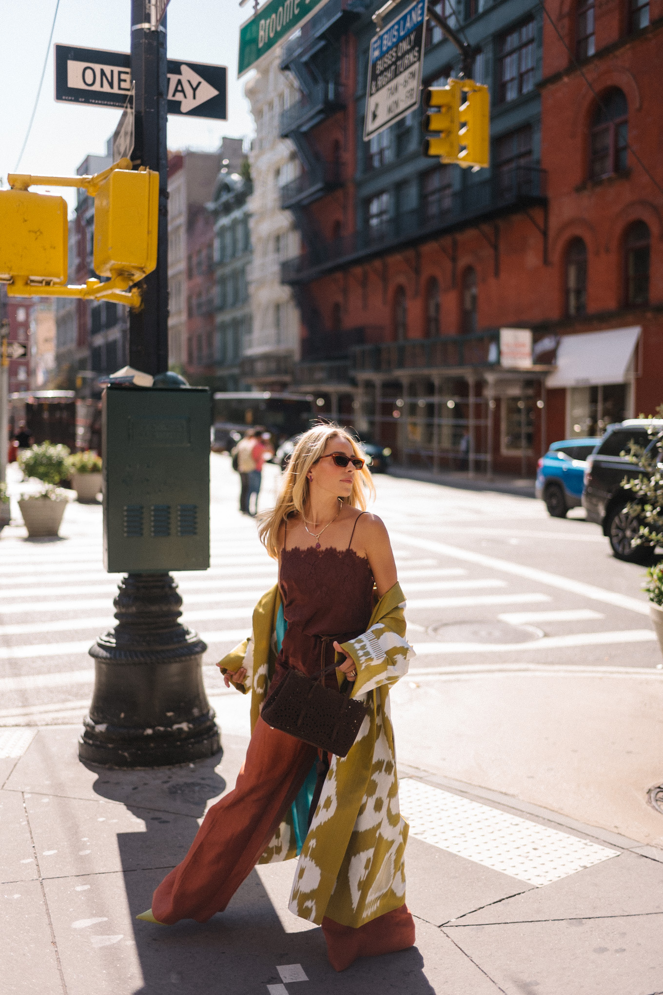 Mini-robe en soie marron, pantalon large en soie, veste chartreuse