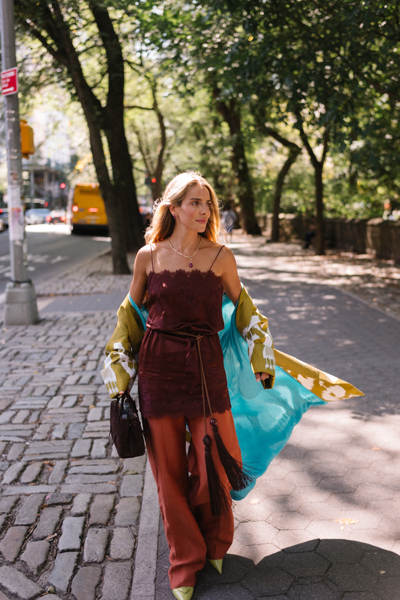 Mini-robe en soie marron, pantalon large en soie, veste chartreuse