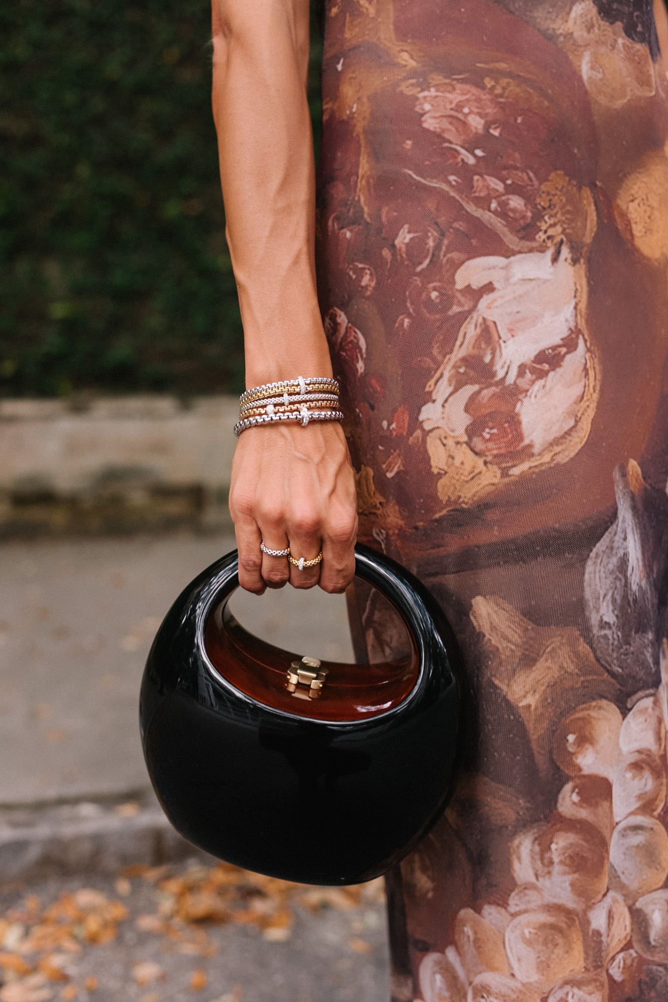 Robe d'automne graphique marron, sac à main noir, bijoux intemporels