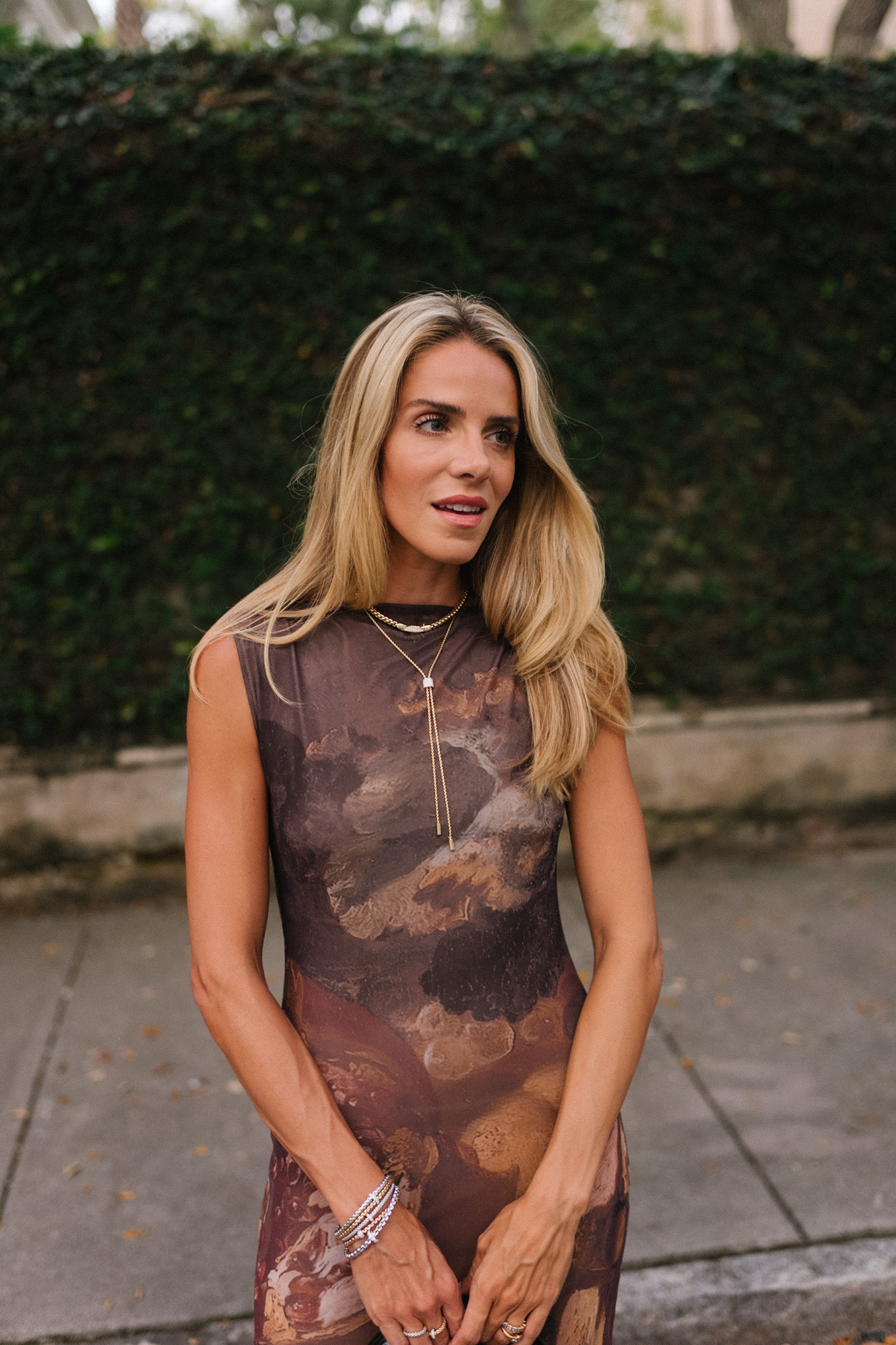 Robe d'automne graphique marron, sac à main noir, bijoux intemporels