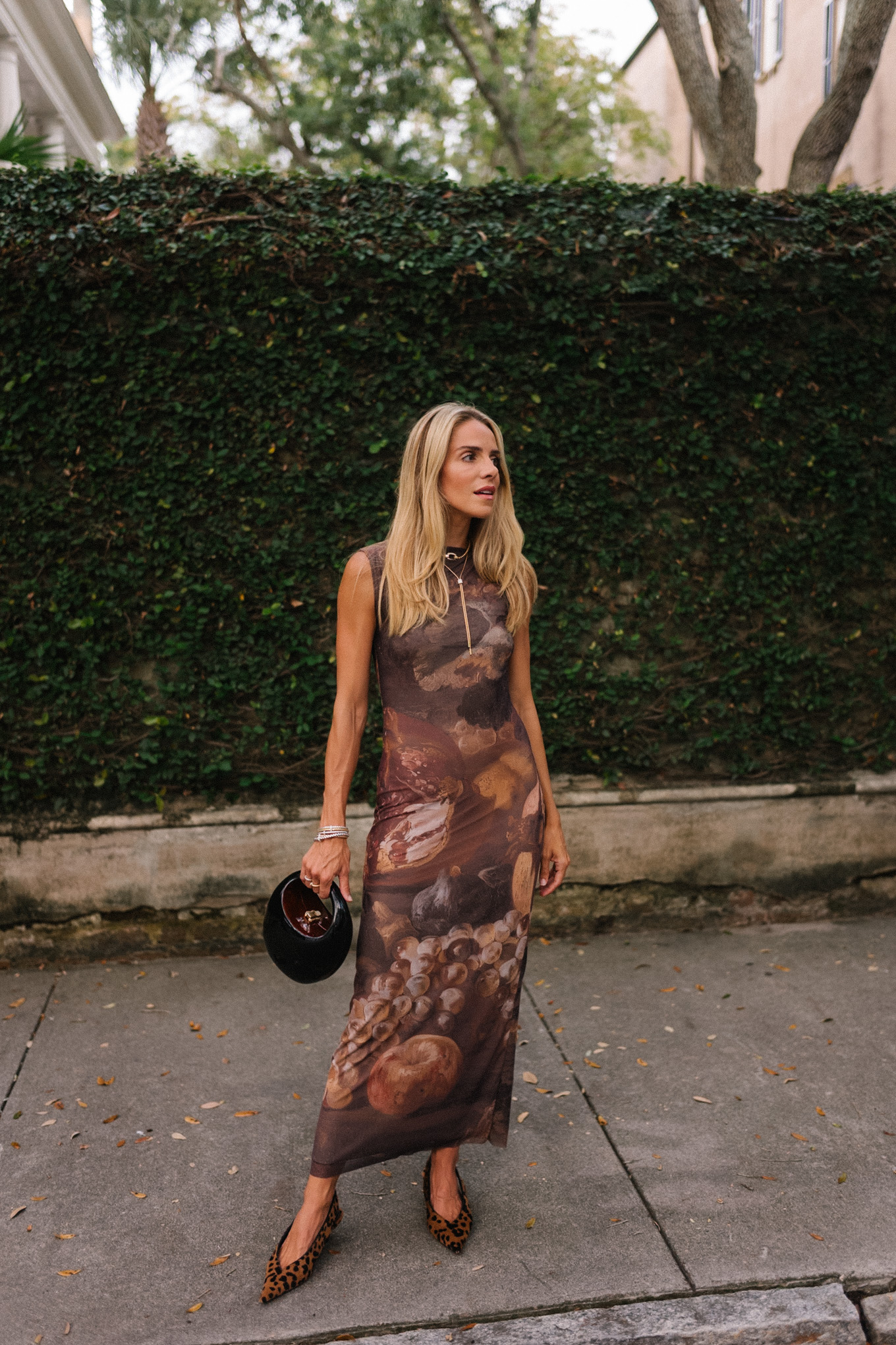 Robe d'automne graphique marron, sac à main noir, bijoux intemporels