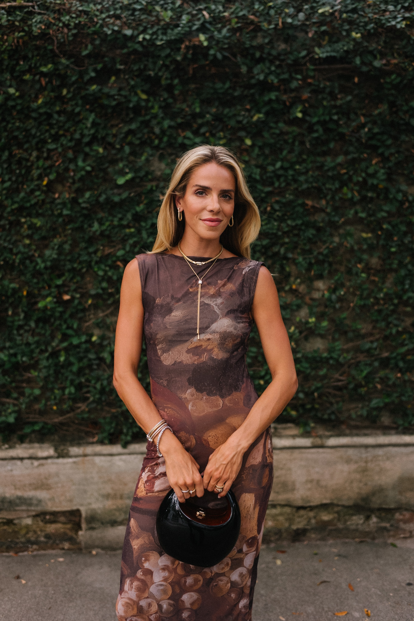 Robe d'automne graphique marron, sac à main noir, bijoux intemporels