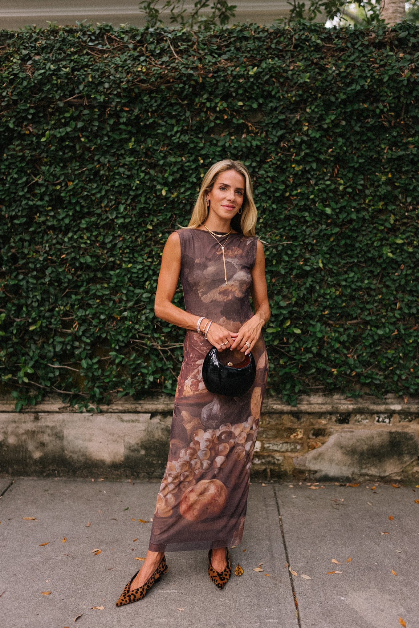 Robe d'automne graphique marron, sac à main noir, bijoux intemporels