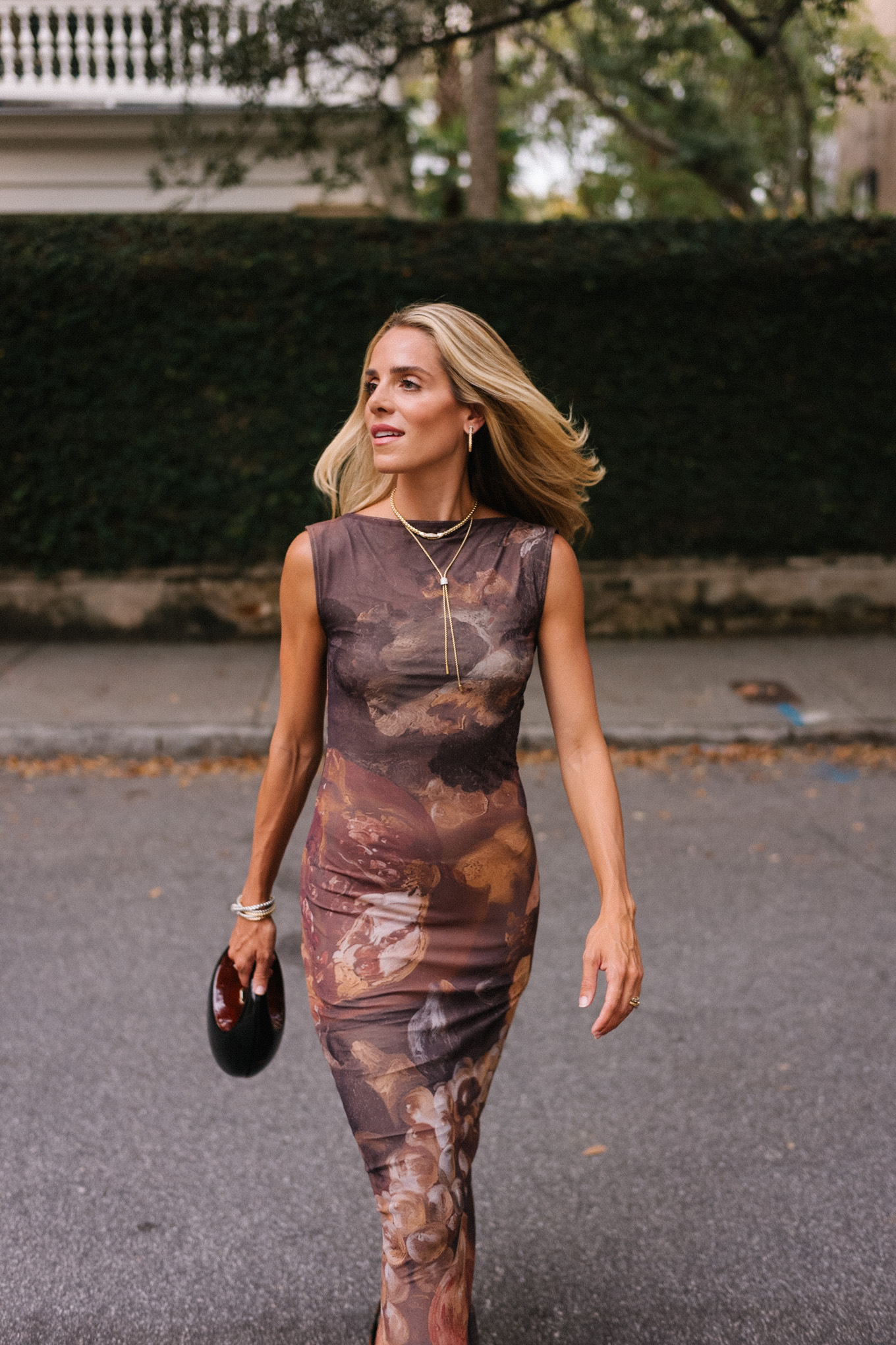 Robe d'automne graphique marron, sac à main noir, bijoux intemporels